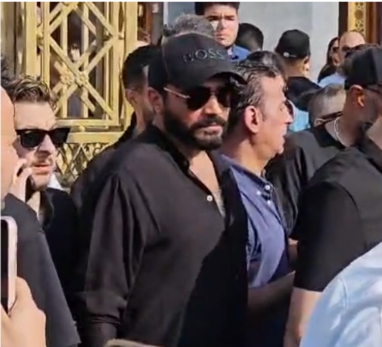 متشحاً بالسواد..  أحزان المطرب تامر حسني في جنازة والده