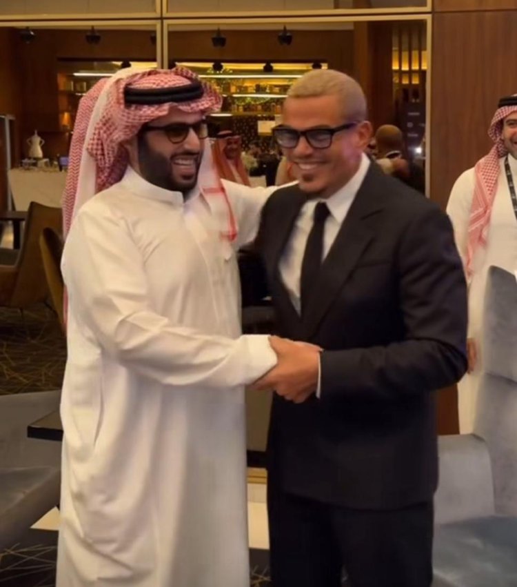 لقاء حار بين الهضبة عمرو دياب والمستشار تركي آل الشيخ