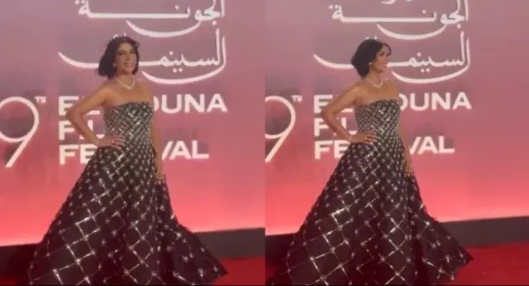 منى زكي تبكي خلال تكريمها في افتتاح الدورة التاسعة من مهرجان الجونة السينمائي