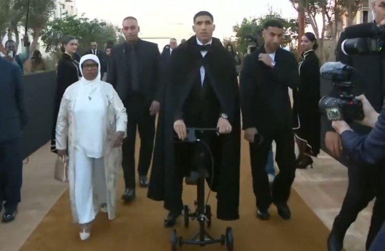 برفقة أسرته..  أشرف حكيمي يصل حفل جوائز "الكاف" للأفضل في إفريقيا