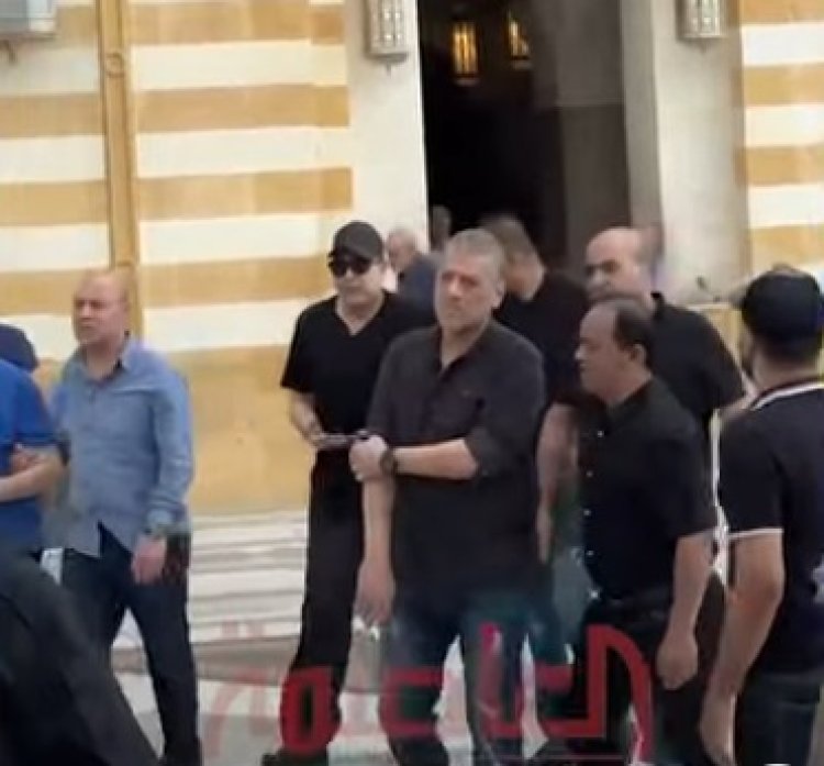 حكيم يشيع جثمان شقيقه من مسجد السيدة نفيسة