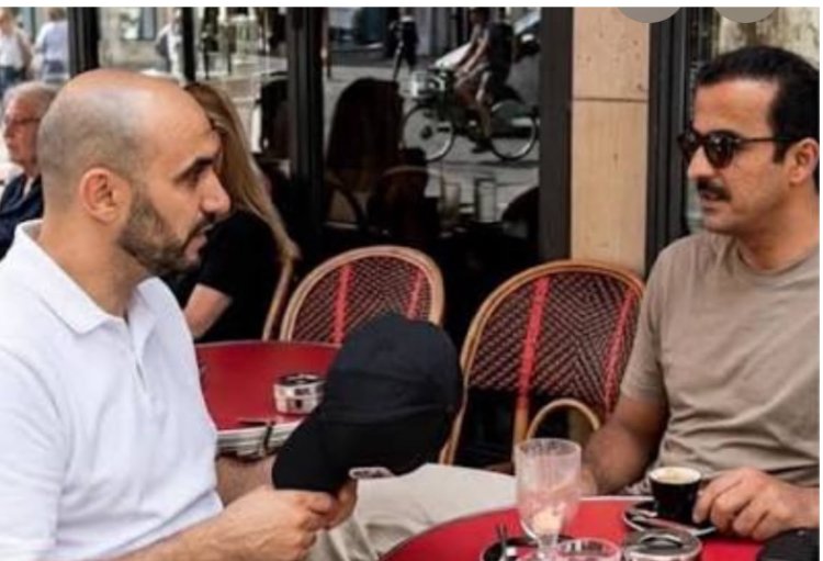 بدون حراسة.. أمير قطر الشيخ تميم بن حمد ووليد الركراكي يتناولان القهوة في أحد مقاهي باريس