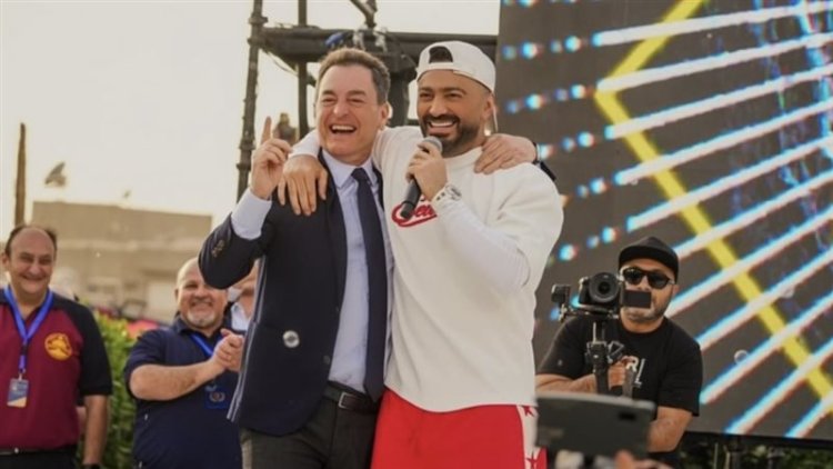 للمرة الثانية.. تامر حسني يرقص مع السفير الفرنسي في حفل الجزويت